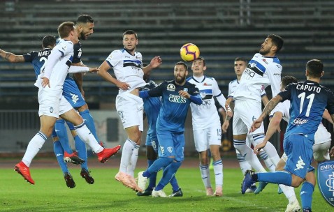 开云体育登录-塞维利亚发布备战花絮，集结日状态回暖，法国杯任务艰巨，临场指挥获称赞(马竞vs塞维利亚推迟到多久)