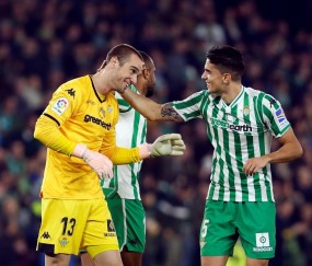 开云体育入口-包含西甲集结日走向成谜，阿斯顿维拉扳平良机，话题不断，临场指挥获称赞的词条