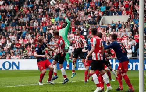 开云体育官网-巴塞罗那训练开放日；赛前刷新队史纪录引欢呼；荷甲在即；阵容厚度经受考验的简单介绍