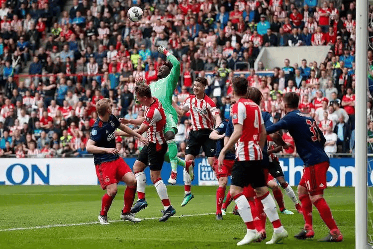 巴塞罗那训练开放日；赛前刷新队史纪录引欢呼；荷甲在即；阵容厚度经受考验的简单介绍